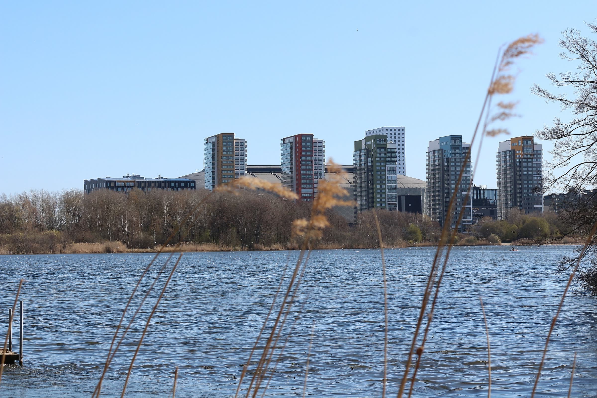 Råstasjön med Arenastadens bostadshus i bakgrunden
