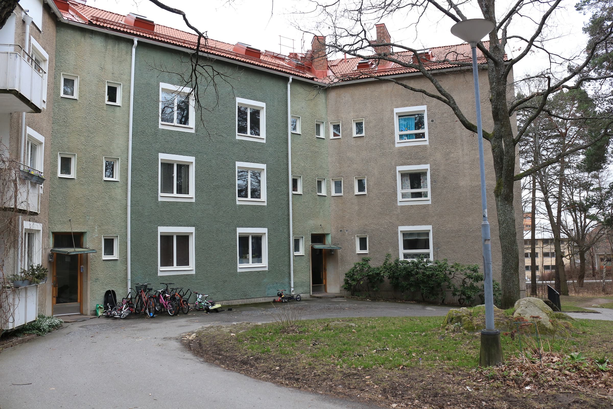Grönt flerbostadshus med gräsyta i Bergshamra, Solna