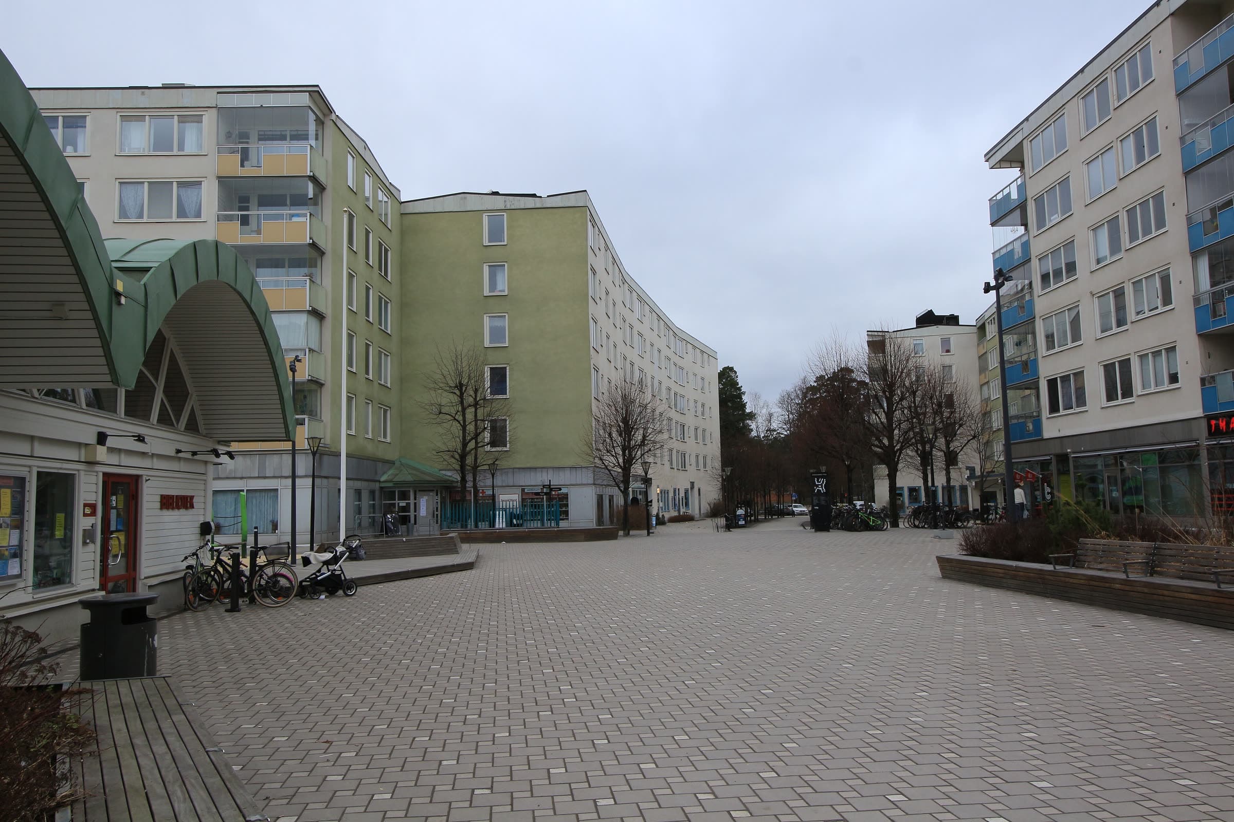 Bergshamra torg i Solna med bostadshus runt torget