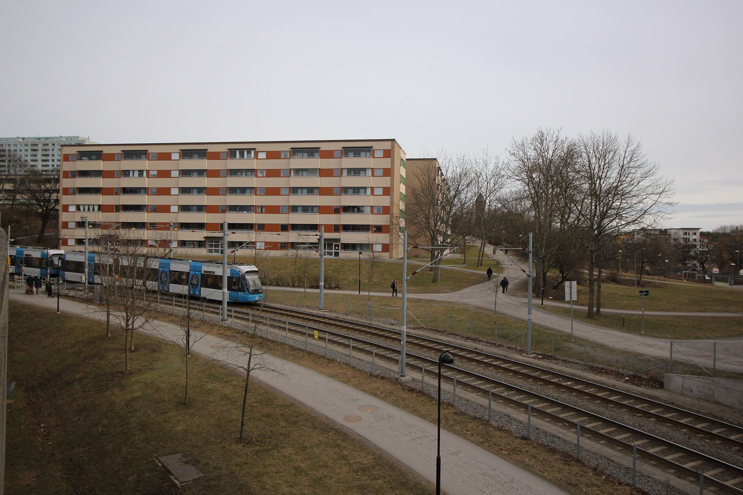 Bostadshus vid Kyrkbacken i Hagalund med Tvärbanan