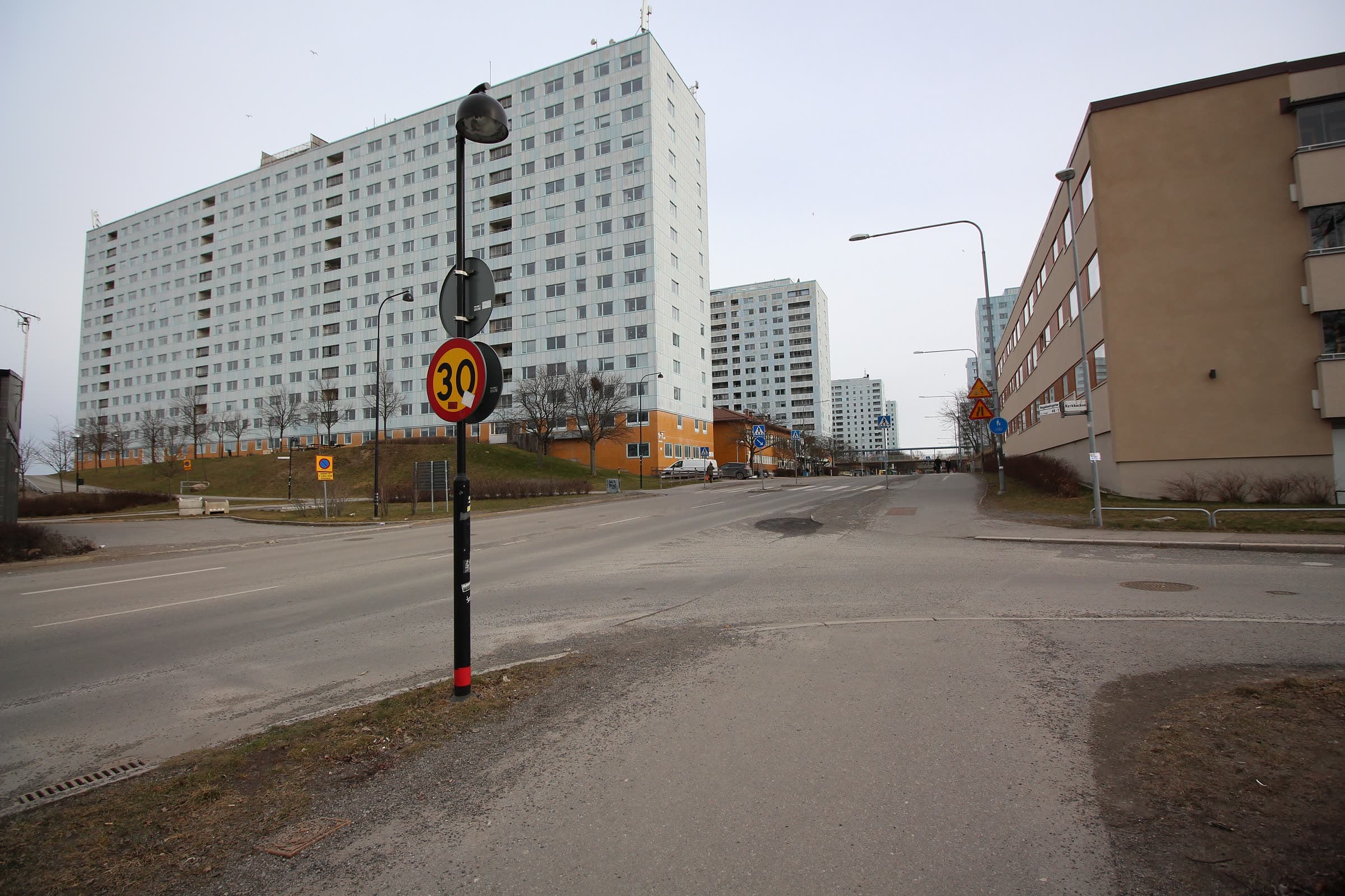Gatukorsning i Hagalund, Solna, med höga bostadshus