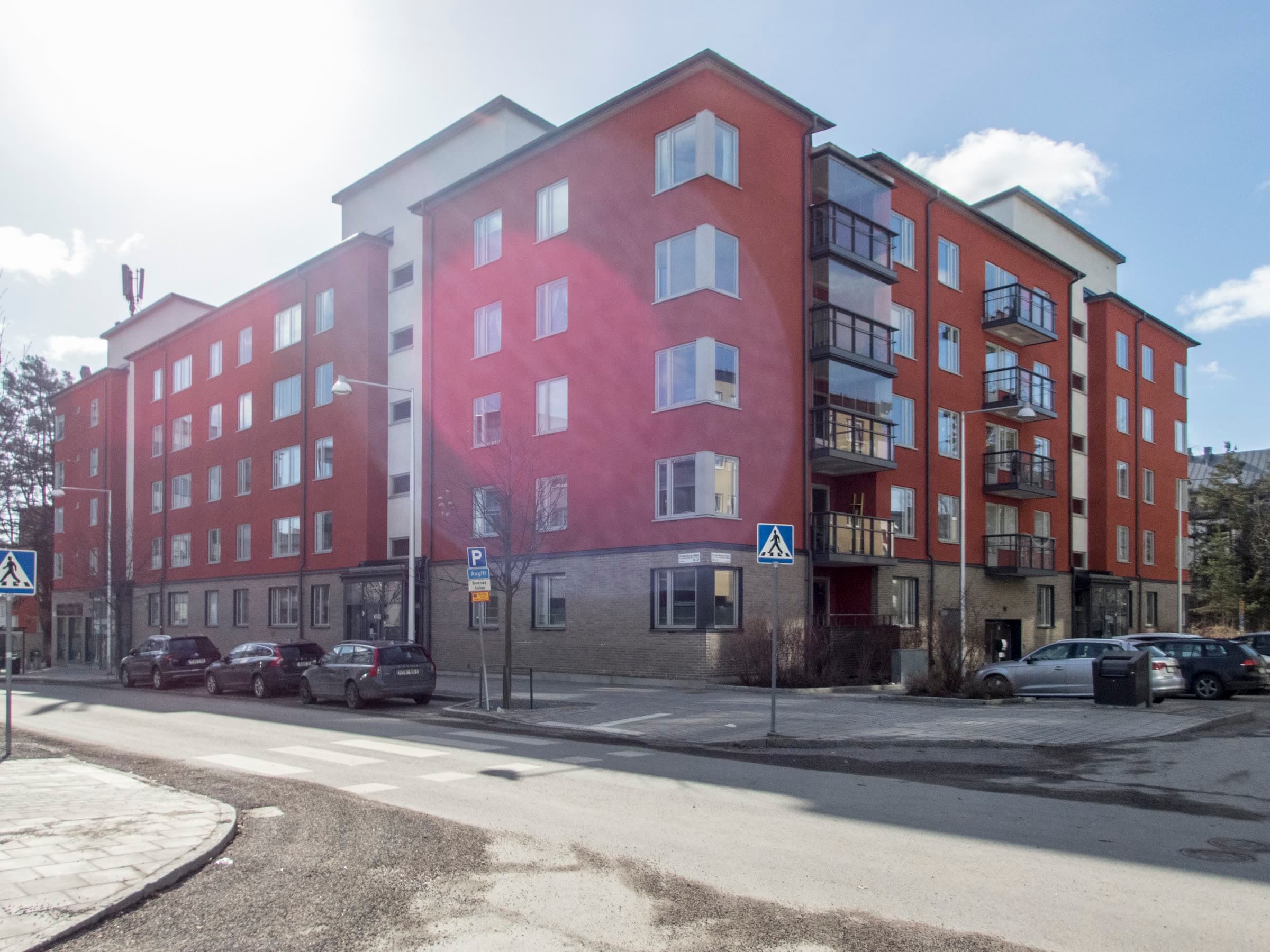 Bostadshus i rött tegel på Fridensborgsvägen i Järvastaden