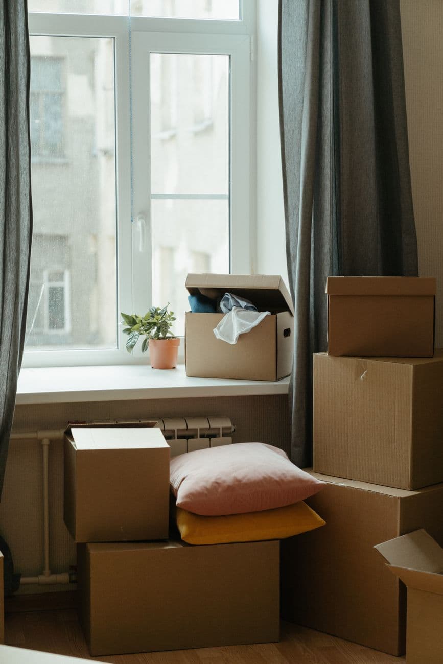Packade flyttkartonger i en tom lägenhet redo för flyttstädning