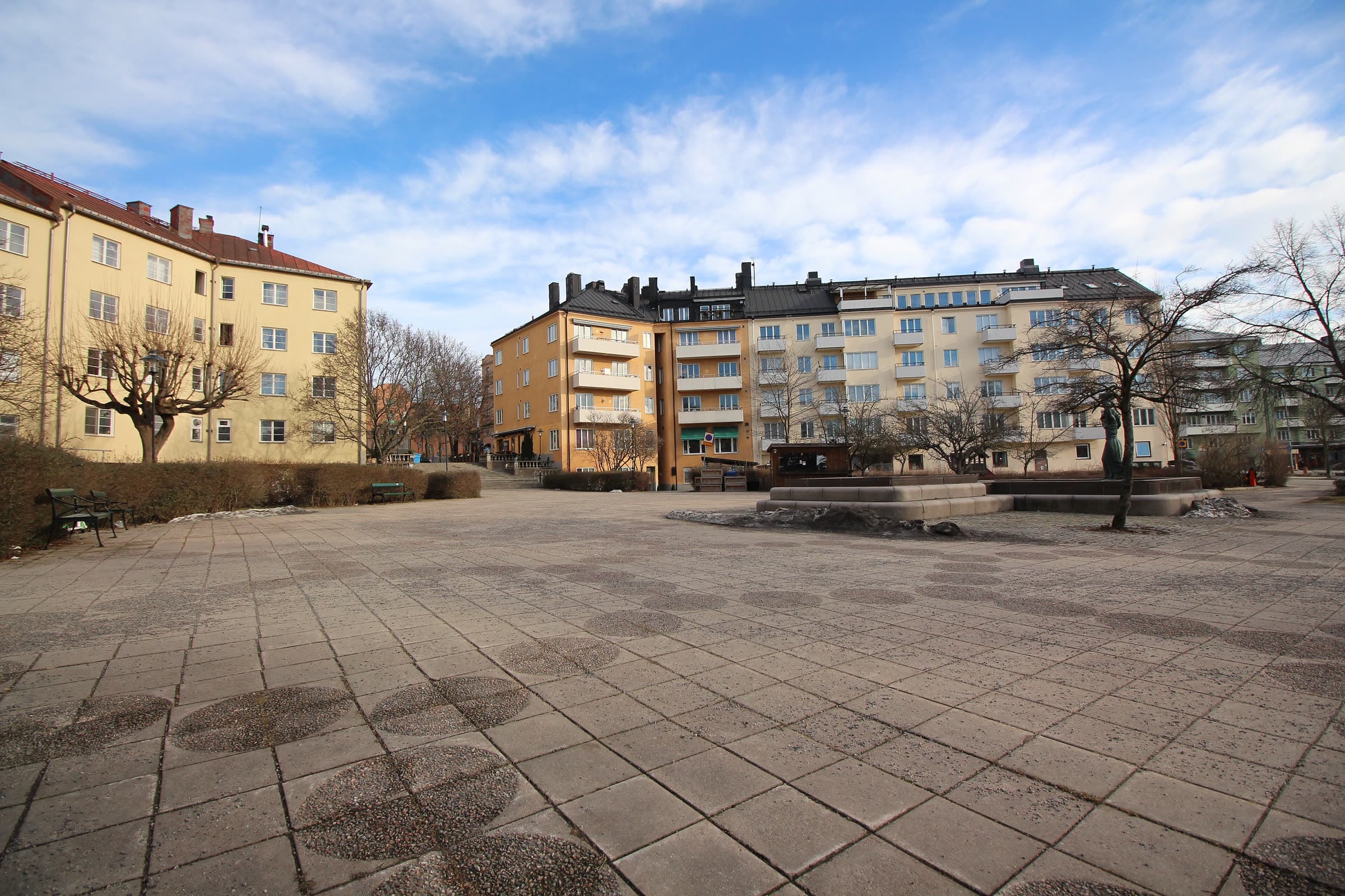 Råsunda torg i Solna med omgivande bostadshus