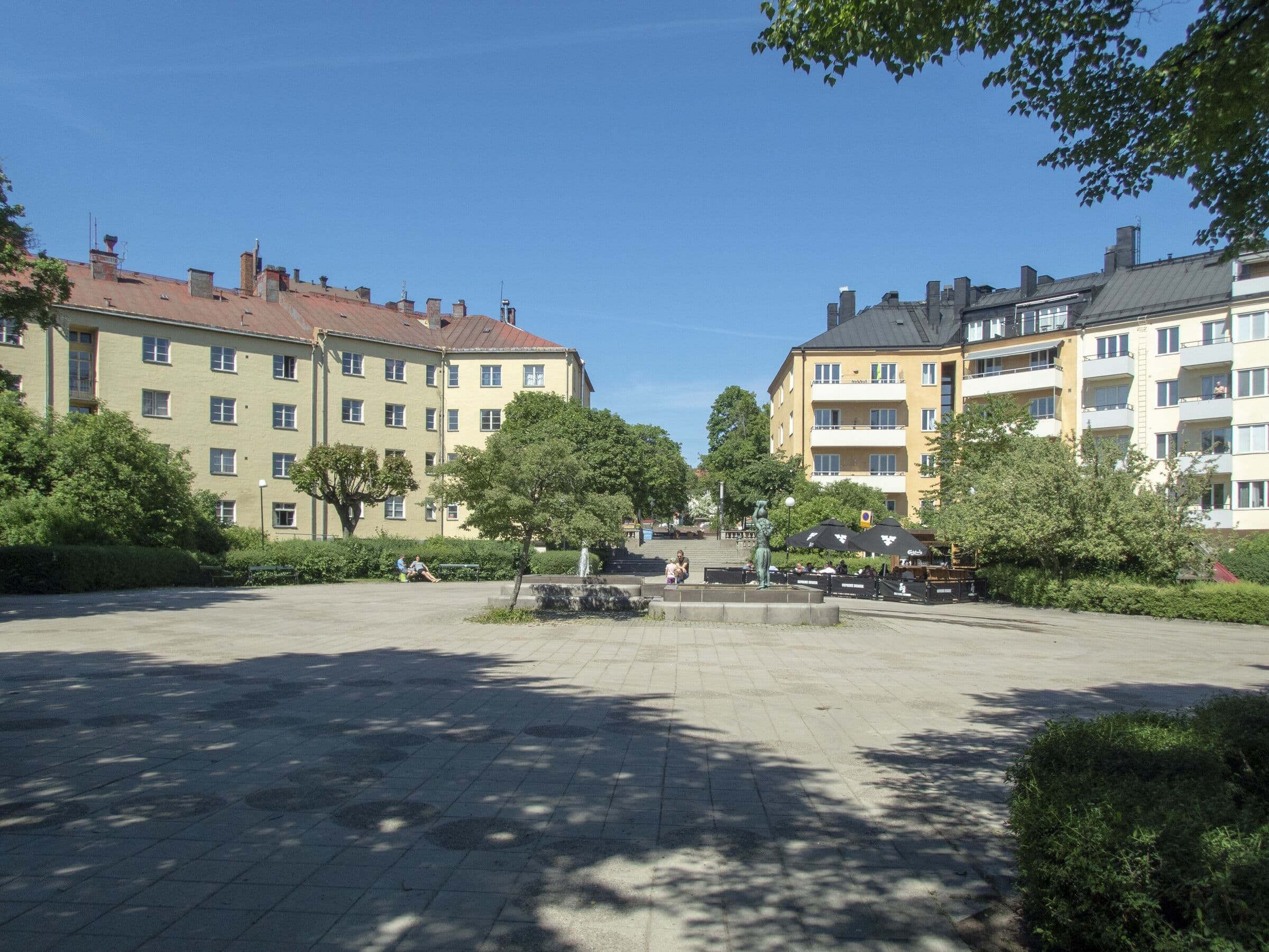Råsunda torg i Solna en solig dag