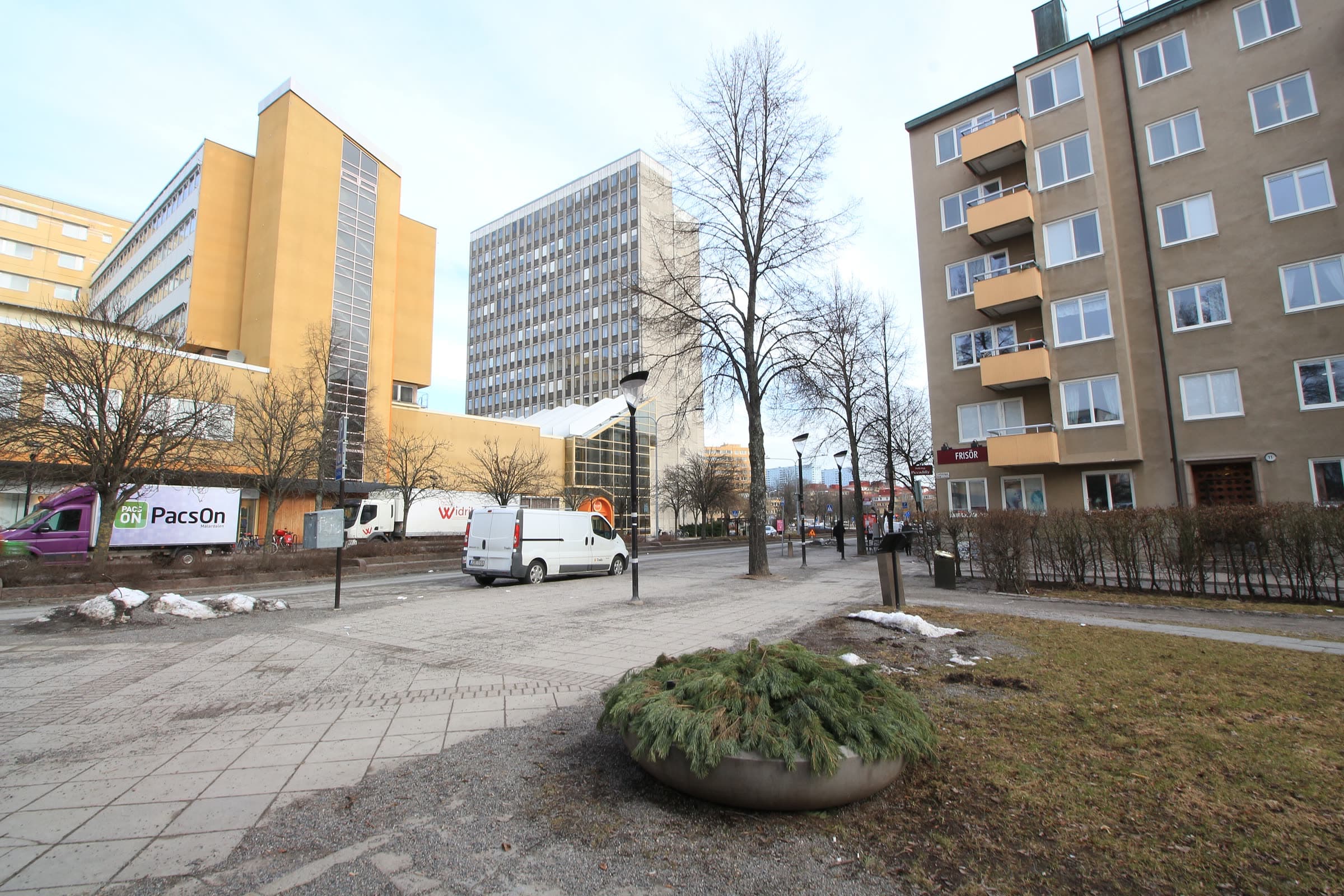 Solna stadshus i Solna centrum, sett från Eric Grates park