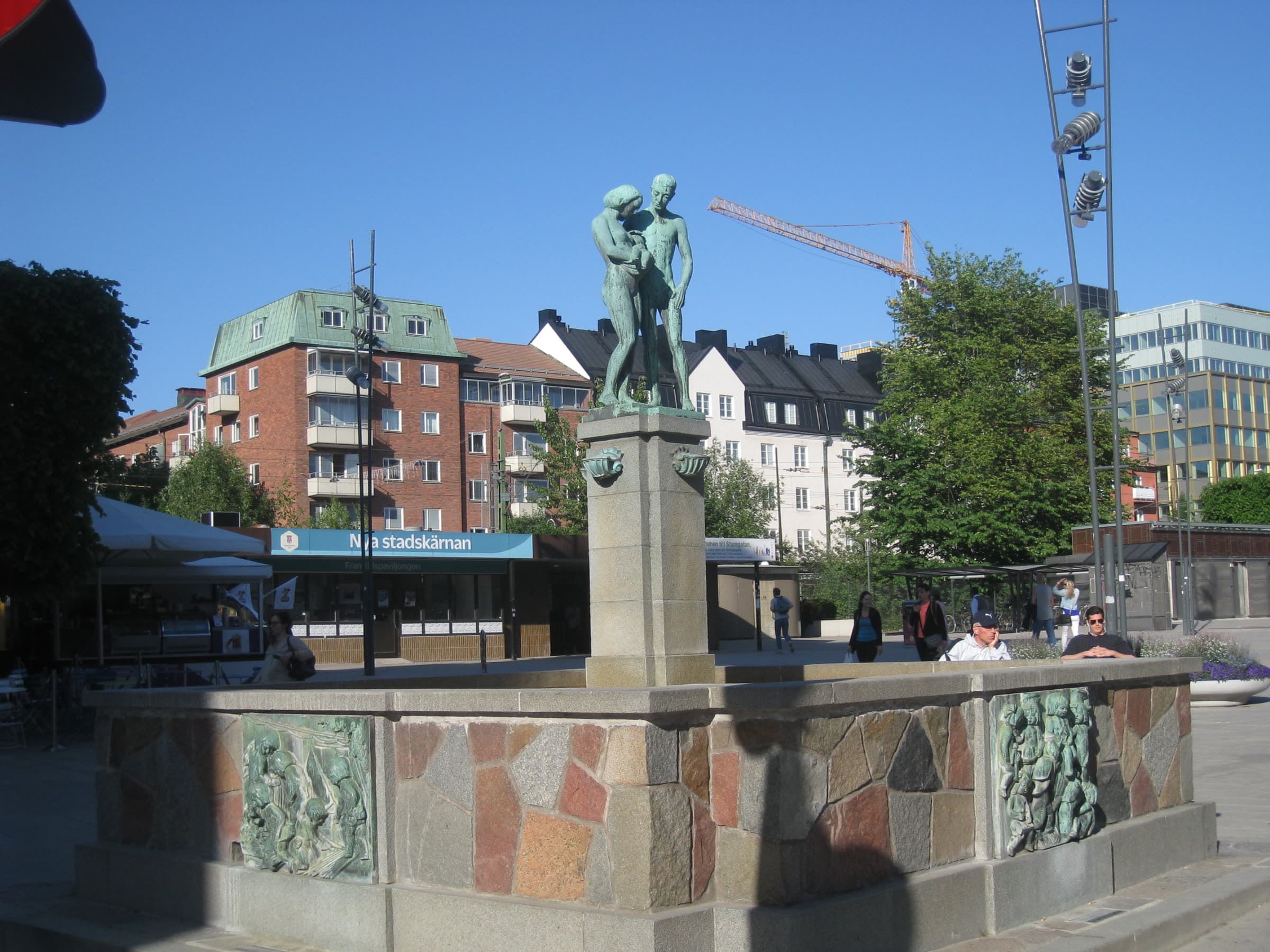 Industribrunnen på Sundbybergs torg en solig dag